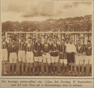 870774 Groepsportret van het eerste elftal van de voetbalvereniging Velox te Utrecht, dat een wedstrijd tegen Vios uit ...